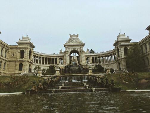 Le Palais Longchamp, entouré d'un jardin et de cascades